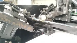 Perforación de orificios en tuberías de riego por goteo
