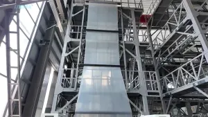 Máquina de película soplada de 3 capas en funcionamiento